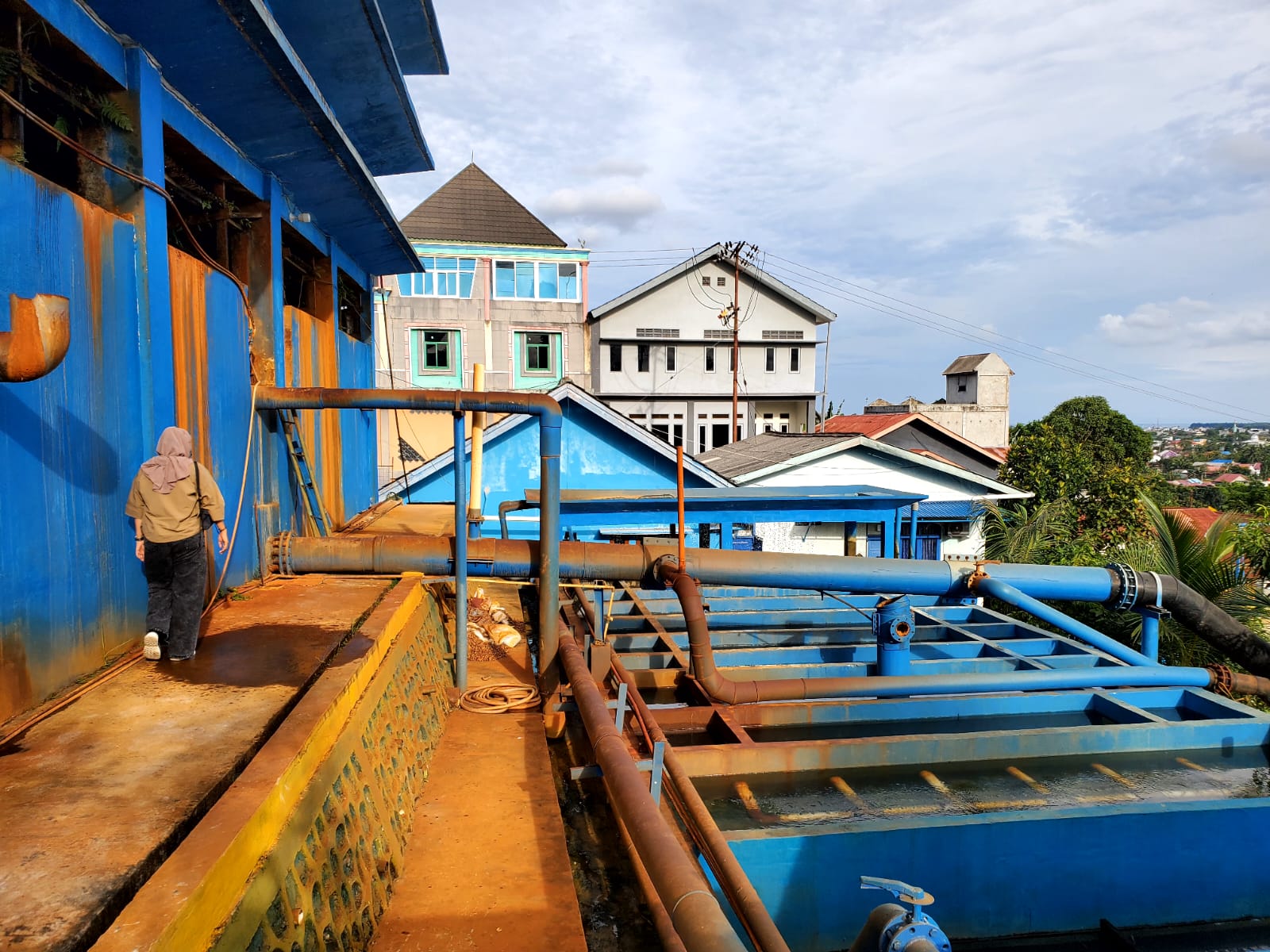 Sumber air baku warga Bontang selama ini bergantung dari sumber air bawah tanah. Penyedotan, pengolahan, dan distribusi air dilakukan PDAM Bontang. Untuk mengatasi potensi krisis air akibat bergantung air bawah tanah, Pemrov Kaltim berencana membangun Bendung Gerak di Bontang. (Fitri Wahyuningsih/Kaltimtoday.co)